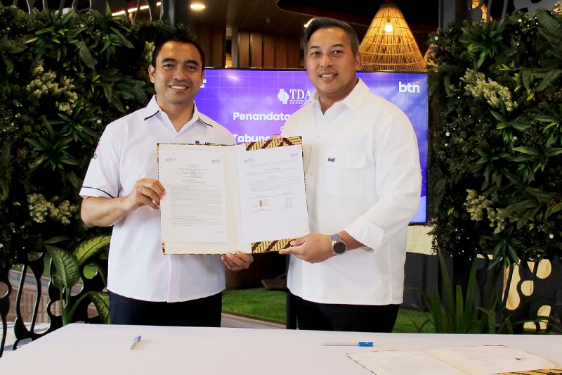 Direktur Network & Retail Funding PT Bank Tabungan Negara (Persero) Tbk Rully Setiawan (kanan), bersama Presiden Komunitas Tangan Di Atas (TDA) Eko Desriyanto (kiri) memamerkan naskah Nota Kesepahaman (MoU) antara BTN dan TDA usai ditandatangani di Menara 2 BTN, Jakarta, Rabu (10/9). (Foto: Endang Muchtar) Dukung Akselerasi Pengusaha, BTN Gandeng TDA