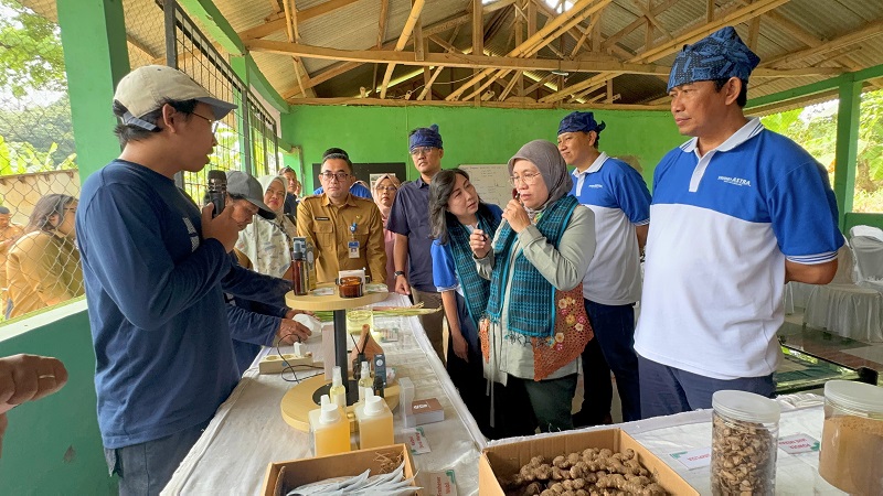 Petani Serai Wangi binaan Yayasan Astra mempresentasikan produk turunan kepada Dirjen IKMA Kemenperin RI, Reni Yanita, bersama jajaran Kemenperin, Pemda, dan Pengurus Yayasan Astra saat kunjungan ke IKM Serai Wangi di Lebak, Banten (9/9/2025). Yayasan Astra Gandeng Kemenperin Dorong Petani Serai Wangi di Lebak