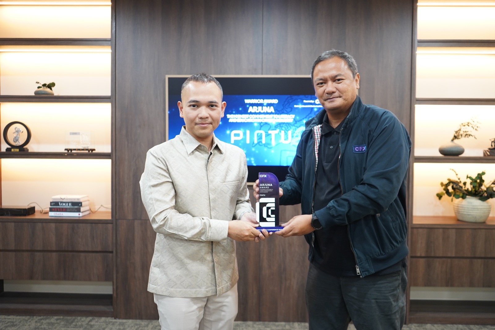 (Kiri) CMO PINTU Timothius Martin menerima penghargaan dari bursa kripto CFX yang diserahkan oleh Direktur Utama CFX Subani (kanan). PINTU meraih predikat sebagai The Highest Commitment to Literacy and Education in Crypto Industry PINTU Sabet Penghargaan CFX Berkat Konsistensi Literasi & Edukasi Cryp