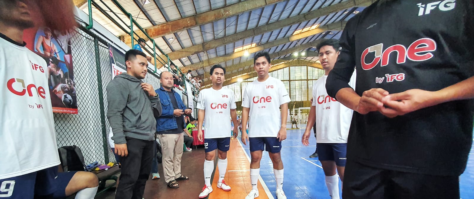 Para pemain dan Manajer dari team IFG saat melakukan diskusi strategi untuk pertandingan di Camaro Futsal Kompetition 2025 IFG Teguhkan Semangat Kolaborasi Holding Via Camaro Futsal 2025