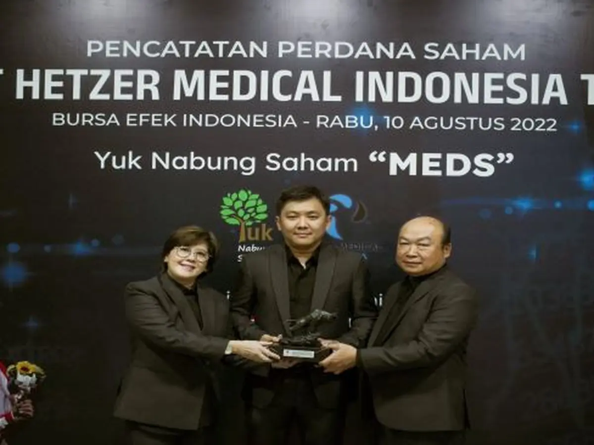 Pengurus Hetzer Medical menunjukkan tanda mata dari Bursa Efek Indonesia. FOTO - ISTIMEWA Direktur MEDS Beruntun Lepas 2,7 Juta Saham Harga Pasar