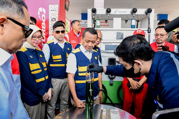 Menteri ESDM Bahlil Lahadalia dalam sebuah inspeksi ke salah satu SPBU Pertamina.(Foto: Dok) Atasi Kekurangan BBM, Bahlil Minta SPBU Swasta Gandeng Pertamina