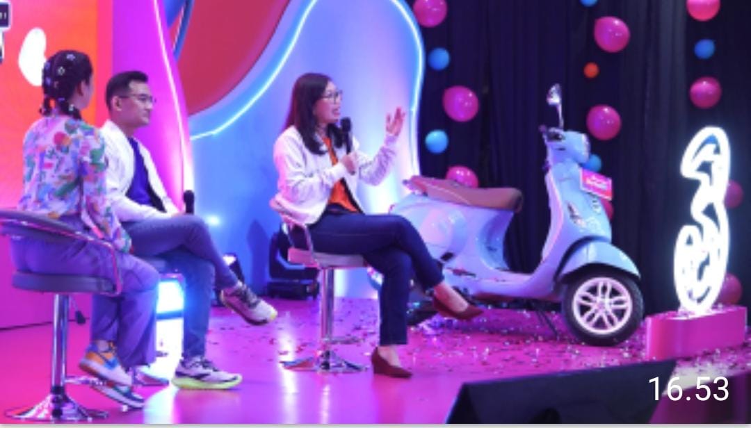 *(ki-ka)* Manish Kar - SVP-Head of High Value Growth Indosat, Saurabh Tamrakar - SVP Head of Mass Market Growth Indosat, Vivek Mehendiratta - Chief Marketing Officer Indosat, Galuh Neftita - SVP of Head National Tri Brand, Lucida Gloria - VP Head of Loyalty & Engagement Indosat dan Reginald Agustian – SVP Head of Digital Growth Indosat saat peluncuran program *Kebut Hadiah BombasTri* yang berlangsung di Jakarta, Rabu (17/09). Indosat Tri Gelar BombasTri 2025, Siapkan Ribuan Hadiah