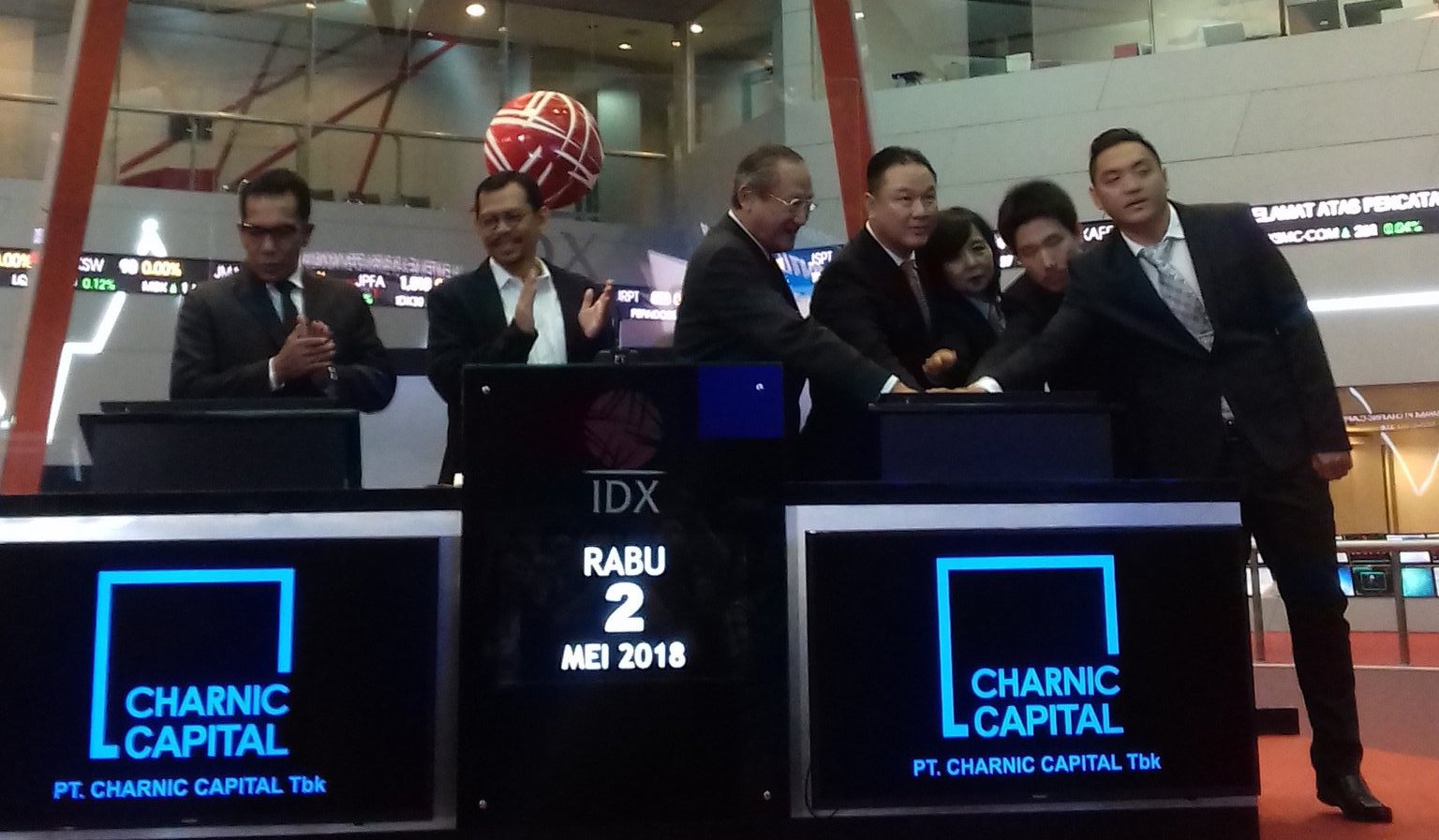 Pengurus Charnic Capital kala mengikuti prosesi pencatatan perdana saham di Main Hall Bursa Efek Indonesia. FOTO - ISTIMEWA Harga Spesial, Pengendali NICK Lego Jutaan Saham Rp1.564 per Helai