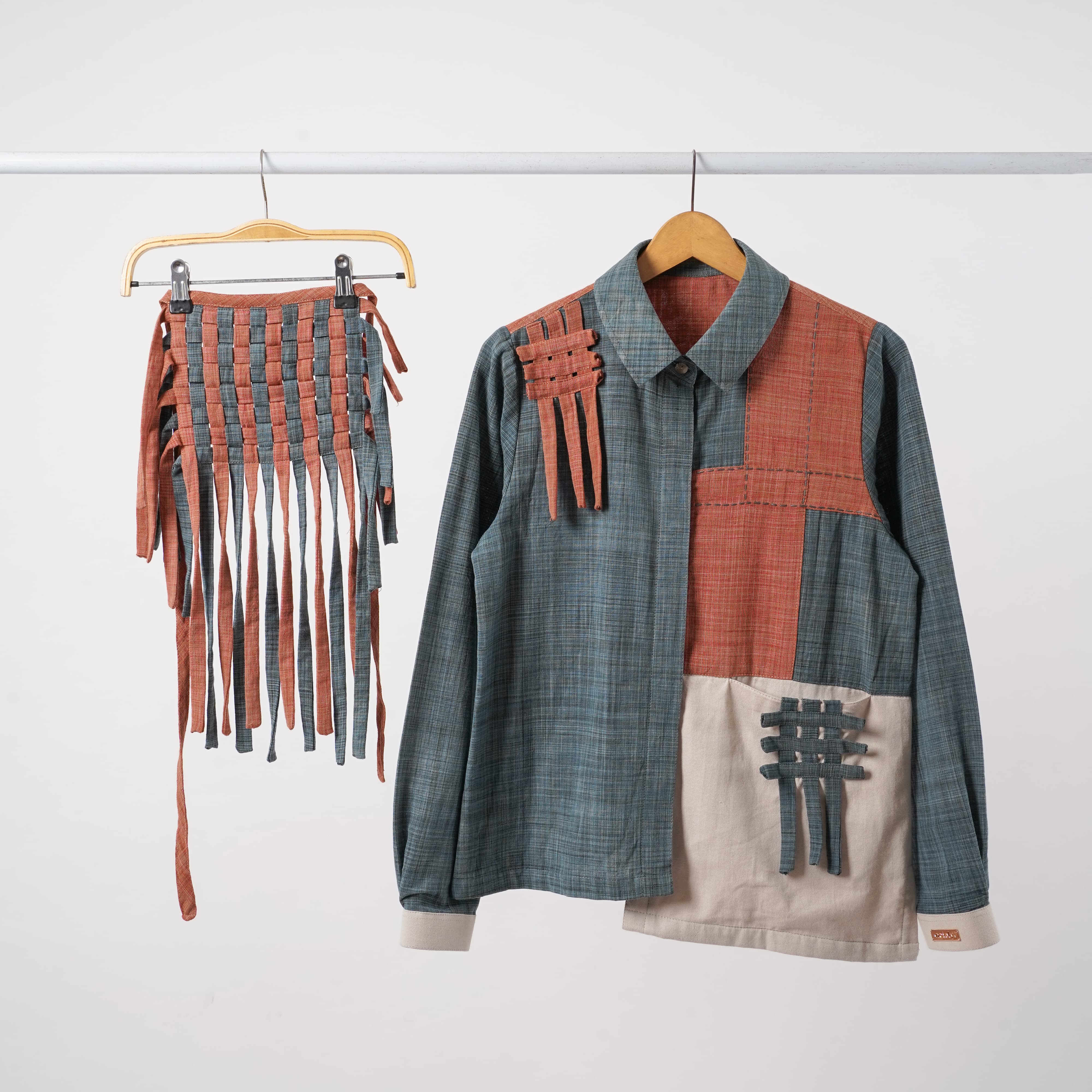 Netaly, brand modest fashion asal Bandung yang berdiri sejak 2003, terus membuktikan konsistensinya dalam berinovasi dan berkembang. Berkat dukungan dari BRI melalui berbagai program pemberdayaan UMKM, Netaly kini tidak hanya dikenal di pasar lokal, tetapi juga mulai diminati oleh buyer internasional. UMKM Fashion Bandung Naik Kelas, Tembus Pasar Internasional