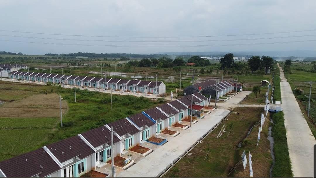 PT Bank Rakyat Indonesia (Persero) Tbk atau BRI kembali menunjukkan komitmennya dalam mendukung program perumahan rakyat melalui penyaluran Kredit Pemilikan Rumah Subsidi (KPRS). Sebagai bentuk komitmen dalam membantu Masyarakat Berpenghasilan Rendah (MBR) agar bisa memiliki rumah layak huni. BRI Gelontorkan KPR Subsidi Rp14,65T Hingga Agustus 2025