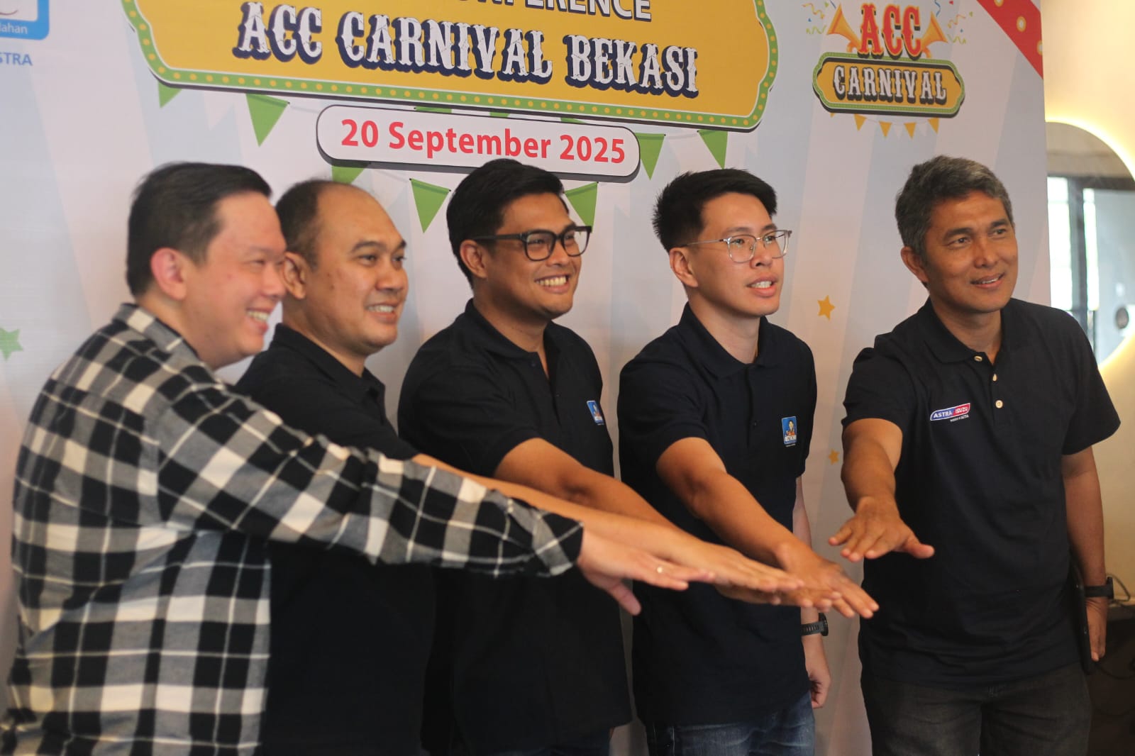 Branch Manager ACC Bekasi Raditya Anjana dan Branch Manager ACC Harapan Indah Aditya Budi. Turut hadir pada acara tersebut Branch Manager Auto2000 Bekasi Barat Yanchie, Branch Manager Daihatsu Sales Operation Narogong Dodi Indrianto danRegional Business Service Head Isuzu Sales Operation Frizon S. Naibaho. Grup Astra (ACC) Gandeng 10 Brand Otomotif