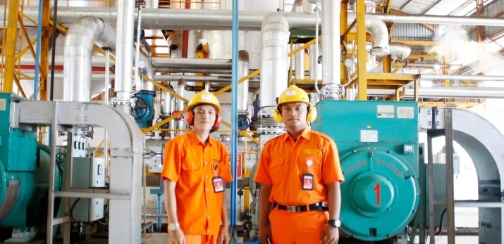 Dua Pekerja Emiten Sawit NSSS berfoto di Pabrik Perseroan. FOTO - ISTIMEWA. Pengendali NSSS Lepas 35,7 Juta Saham, Ada Apa?