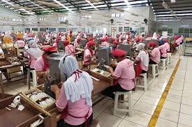 Para pekerja industri rokok. Dok. Radar Bromo. Bertemu Pengusaha Rokok, Menkeu Pastikan tidak Naikkan Cukai