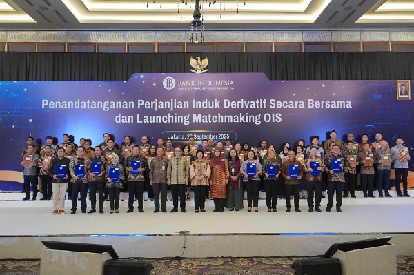 Bank Indonesia (BI), Otoritas Jasa Keuangan (OJK), dan industri perbankan menandatangani Perjanjian Induk Derivatif Antarbank dan peluncuran Matchmaking Overnight Index Swap (OIS) di Jakarta, Jumat (26/9) BI, OJK, Perbankan, Sinergi Kembangkan Instrumen Keuangan Domestik