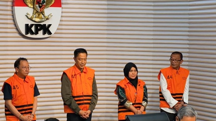 Empat dari delapan tersangka kasus pemerasan izin TKA di Kementerian Ketenagakerjaan. Dok. Detiknews/Fadil. Kasus Pemerasan TKA, KPK Dalami Sampai Era Menaker Cak Imin