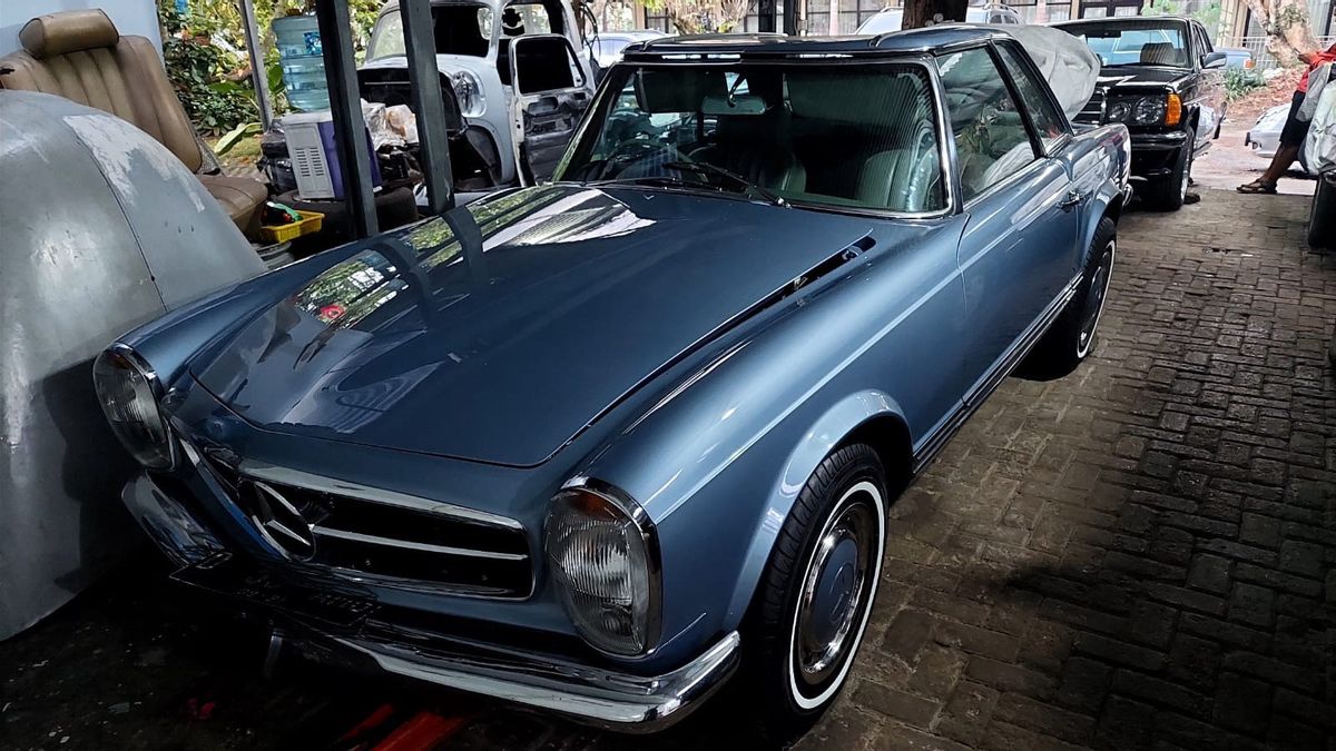 Mobil Mercedes Benz 280 SL koleksi BJ Habibie yang sempat dibeli mantan Gubernur Jawa Barat Ridwan Kamil. Dok. VOI. Kasus BJB, KPK Kembalikan Mobil Habibie yang Sempat Dibeli Kang Emil