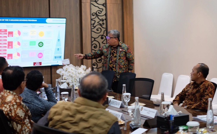 Wakil Menteri Perumahan dan Kawasan Permukiman (PKP), Fahri Hamzah, menjelaskan sejumlah skema penataan perumahan kepada Menteri Koordinator Bidang Pemberdayaan Masyarakat, Abdul Muhaimin Iskandar, di Jakarta, Senin (30/9). Tata Pemukiman, Program Renovasi Hingga Hunian Vertikal Disiapkan