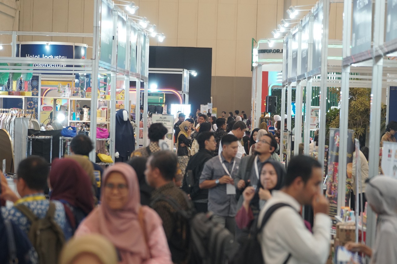 Potret pengunjung dalam selusur Expo Halal Indonesia International Industry (Halal Indo) 2025 yang digelar 25–28 September 2025 di ICE BSD, Tangerang. BRI Jadi Banking Partner, Halal Indo 2025 Sukses Digelar