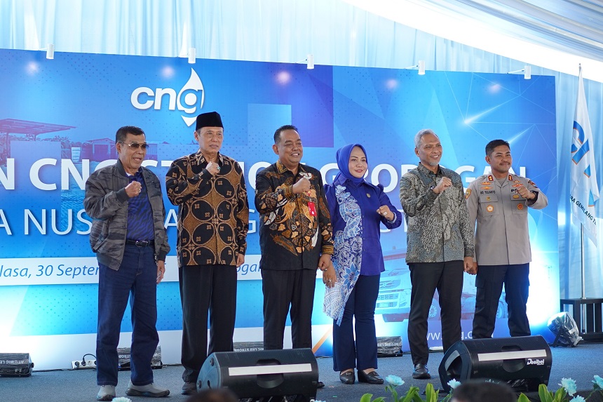dari kiri Mayjen (Purn) TNI Muchdi Purwoprandjono, Drs H. As'at Said Ali, Bupati Grobogan Setyo Hadi,Ketua DPRD Kabupatem Grobogan Hj. Lusia Indah Artani, Andika Purwonugroho, Kapolres Grobogan AKBP Ike Yulianto Wicaksono, pada peremian beroperasinya Compressed Natural Gas (CNG) Station di Kabupaten Grobogan, Jawa Tengah, pada 30 September 2025. CGAS Resmi Operasikan CNG Station Baru di Jateng
