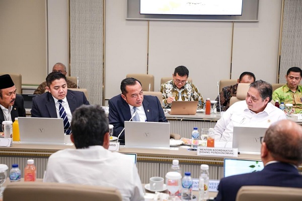 Menteri Koordinator (Menko) Bidang Perekonomian Airlangga Hartarto Rabu (01/10/2025) menggelar rapat koordinasi terbatas (rakortas) di Kantor Danantara, Jakarta.(Foto: Setneg) Fresh Graduate Siap-Siap; Program Magang Dimulai 15 Oktober