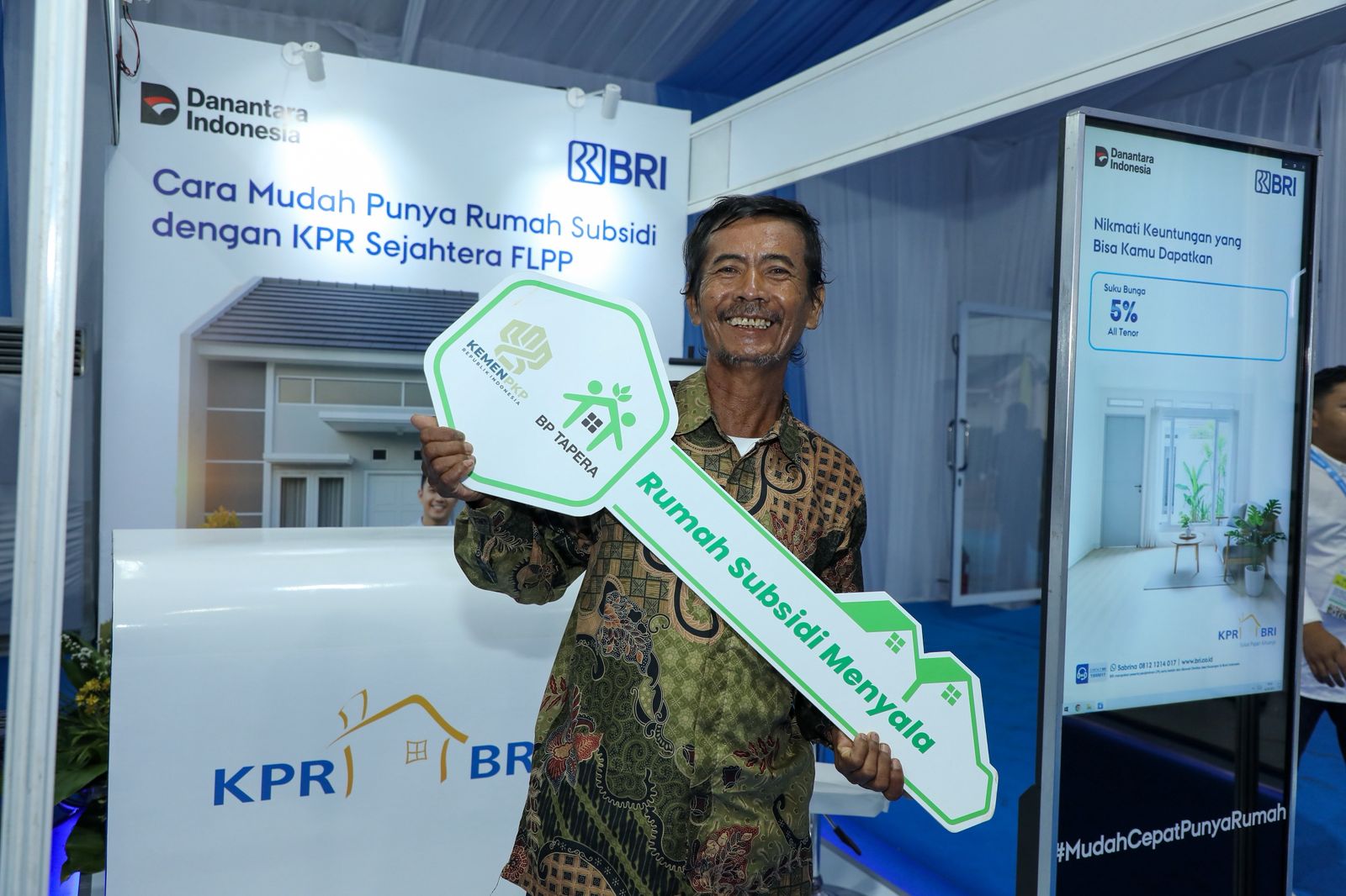 Potret simbolisasi penyaluran Kredit Pemilikan Rumah Fasilitas Likuiditas Pembiayaan Perumahan (KPR FLPP). BRI Salurkan KPR FLPP Rp14,21T, Dukung Program 3 Juta Rumah