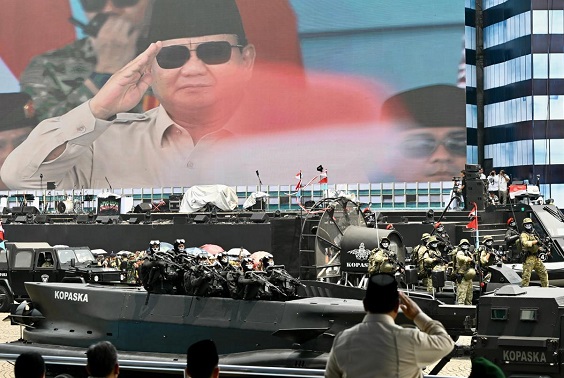 Presiden Prabowo Subianto saat bertindak sebagai inspektur upacara pada peringatan Hari Ulang Tahun (HUT) ke-80 TNI di Lapangan Silang Monumen Nasional (Monas), Jakarta, Minggu (05/10/2025). Presiden: Tidak ada Tempat untuk Pemimpin yang Tidak Kompeten