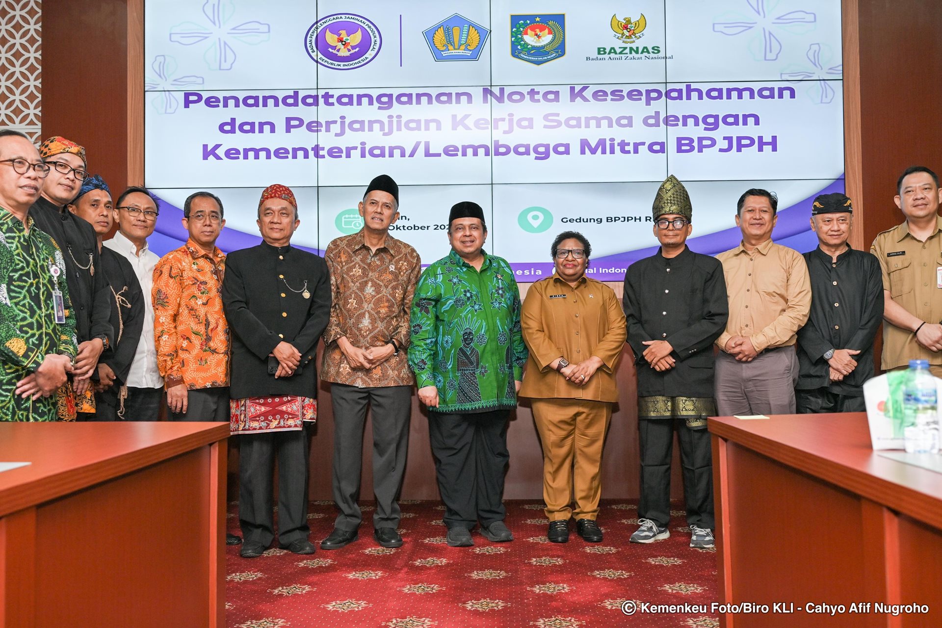 Wamenkeu Anggito Abimanyu ketika menyaksikan Penandatanganan Nota Kesepahaman tentang Sinergi Pelaksanaan Tugas dan Fungsi di Bidang Penyelenggaraan Jaminan Produk Halal dan Keuangan Negara pada Senin (6/10). Anggito: Produk Halal Tak Cukup Tanpa Diikuti Jasa Keuangan Syariah