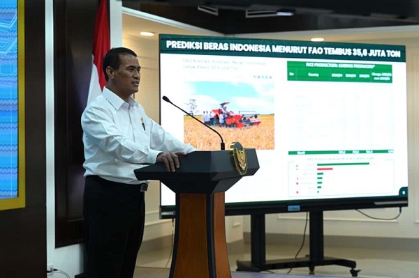 Menteri Pertanian (Mentan) Andi Amran Sulaiman dalam keterangannya usai mengikuti rapat membahas ketahanan pangan yang dipimpin langsung Presiden Prabowo Subianto di Istana Merdeka, Jakarta, Kamis (09/10/2025). Jika Tak Ada Iklim Ekstrem, Tiga Bulan Lagi RI Swasembada Pangan