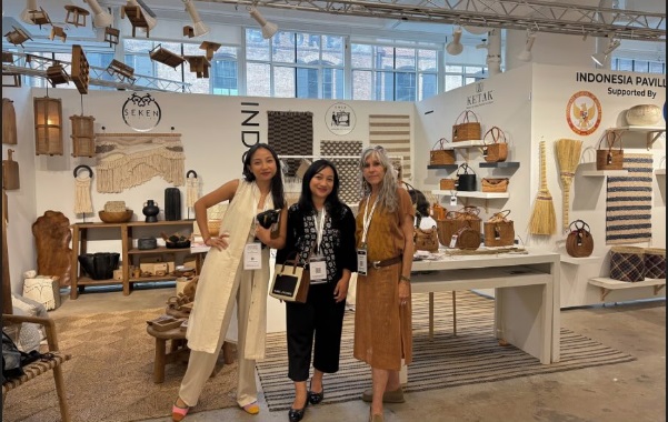 Salah satu stan produk kerajinan Indonesia di pameran desain, dekorasi rumah, dan gaya hidup berskala internasional, Shoppe Object Summer 2025 di New York, AS.(Foto: tangkapan layar Instagram) Konsumen AS Minati Desain dan Dekorasi Otentik Indonesia