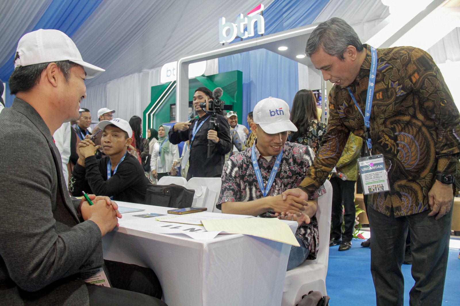CEO BTN Nixon Napitupulu menyalami salah satu penerima KPR Subsidi. FOTO - ISTIMEWA Berkat BTN, Ratusan Ribu Orang Bisa Memiliki Rumah Subsidi