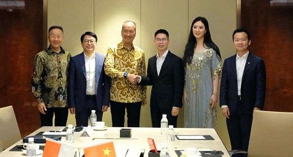 Menteri Perindustrian Agus Gumiwang Kartasasmita usai melakukan pertemuan dengan Beiken Energy Group Co., Ltd. di Shanghai, Tiongkok, Jumat (10/10) lalu Pemerintah Sokong Beiken Energy Garap Coal to Chemical di Indonesia