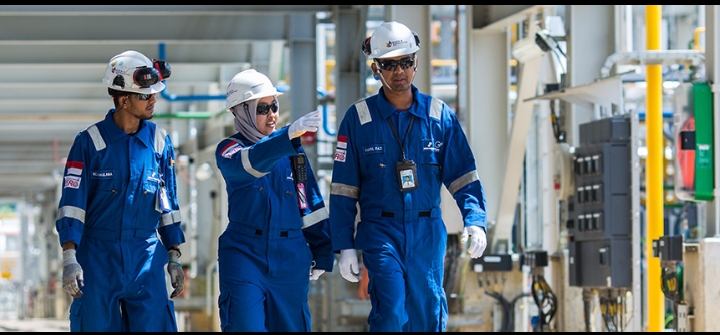 Potret pekerja MedcoEnergi menjalankan aktivitas operasional Perseroan. Medco Energi (MEDC) Sebut Tekan 43.000 Ton Emisi Karbon per Tahun