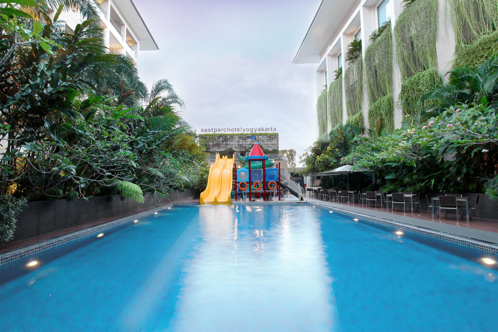 Suasana kolam renang Eastparc Hotel Yogyakarta tampak lengang. FOTO - ISTIMEWA Kuartal III 2025, Laba dan Pendapatan EAST Melorot