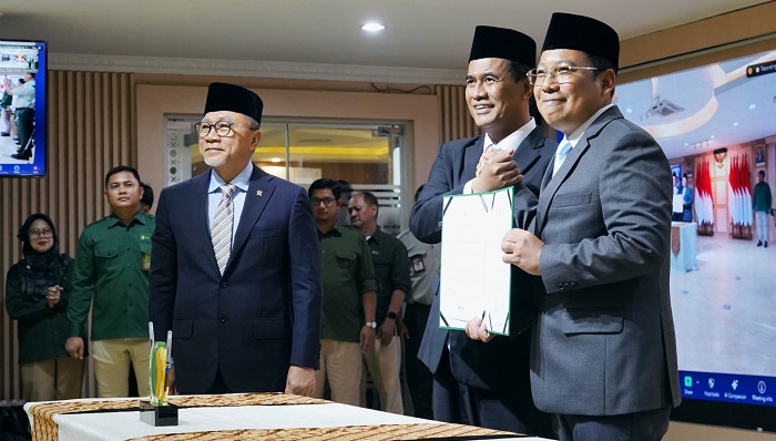 Pergantian pucuk pimpinan di Badan Pangan Nasional (Bapanas) ditandai dengan serah terima jabatan (sertijab) dari Arief Prasetyo Adi kepada Menteri Pertanian (Mentan)/Kepala Bapanas (Kabapanas) Andi Amran Sulaiman pada Senin (13/10/2025) Pimpin Bapanas, Mentan: Semua Beras Subsidi Mutlak Harus Diintervensi