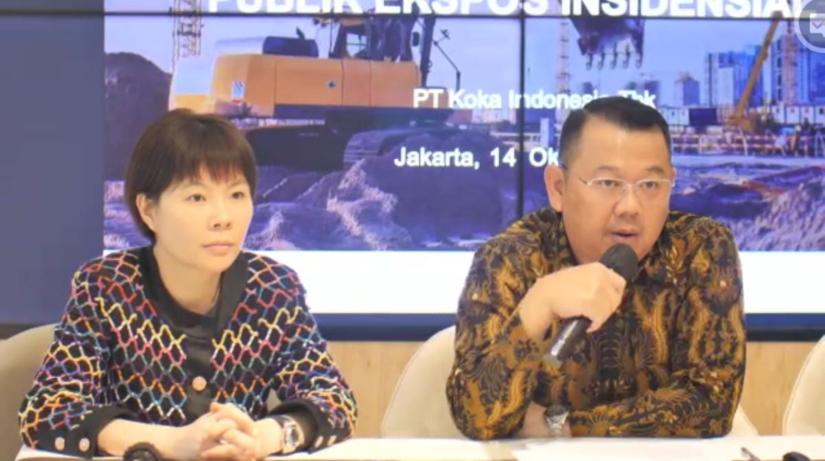 Direktur Utama sekaligus Pengendali KOKA, Ny. Gao Jing dan salah satu manajemen KOKA dalam agenda Public Expose Incidental (14/10/2025). KOKA Pastikan Akuisisi Investor Asal Tiongkok Sesuai Rencana