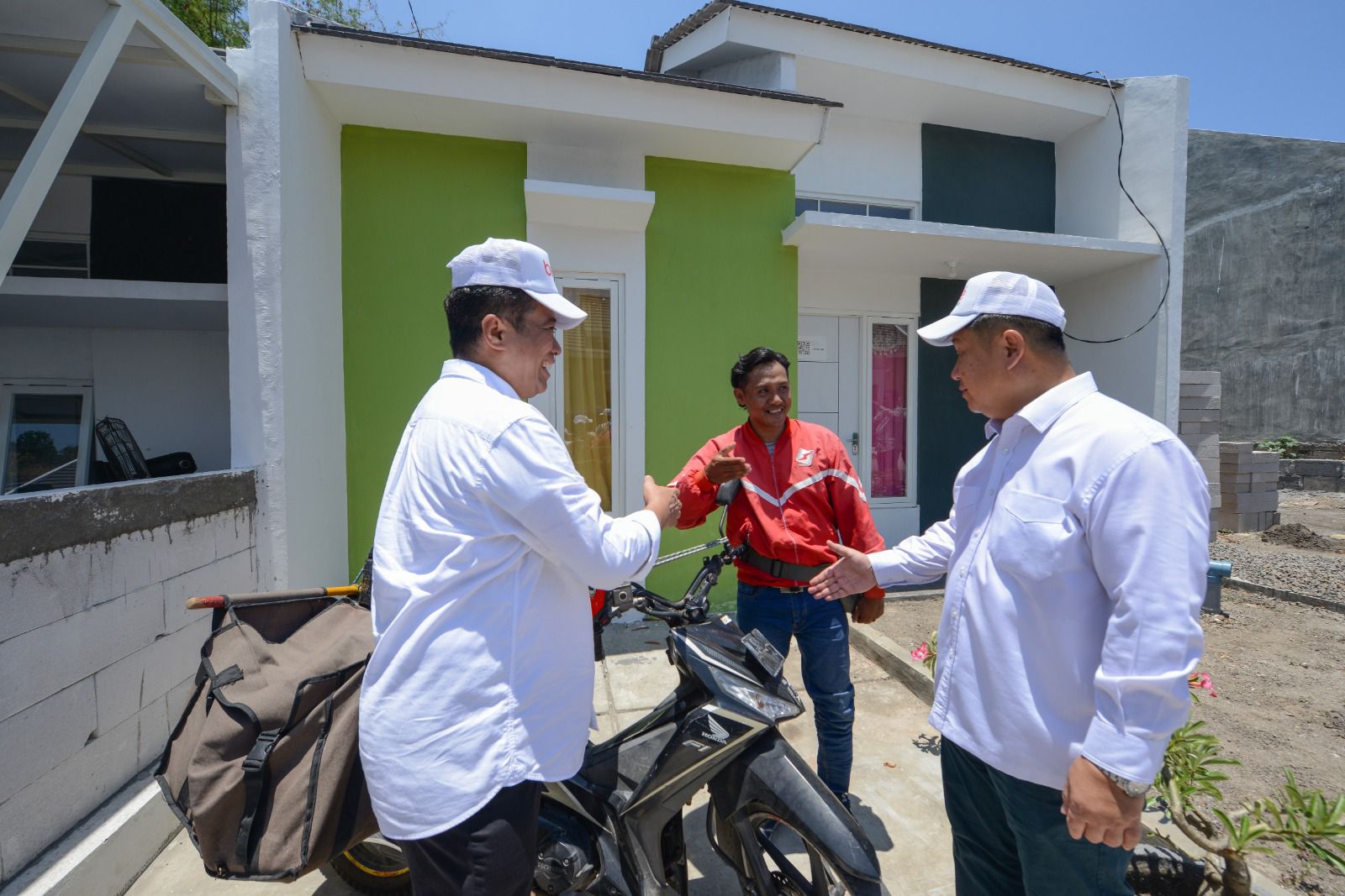 Komisaris Independen PT Danantara Aset Management, Agus Sugiarto, bersama Direktur Consumer Banking PT Bank Tabungan Negara (Persero) Tbk. (BTN), Hirwandi Gafar, melakukan kunjungan lapangan ke kawasan perumahan subsidi Bangil, Pasuruan, Jawa Timur, Selasa (14/10/2025).(Foto: Endang Muchtar). Danantara dan BTN Tinjau Penerima Manfaat Subsidi Rumah Rakyat