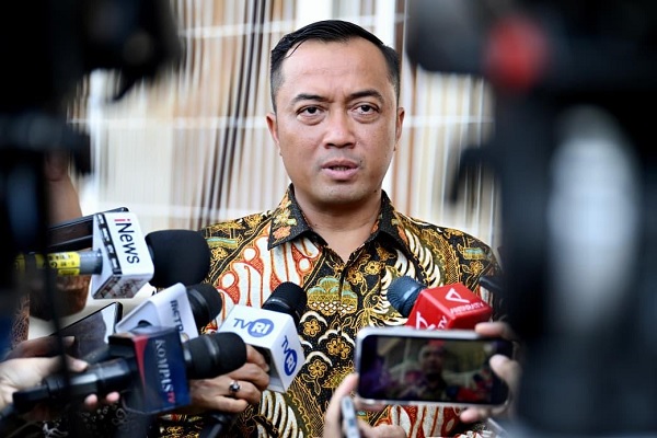 Menteri Sekretaris Negara (Mensesneg) Prasetyo Hadi, memberikan keterangan seusai kedatangan Presiden Prabowo dari Mesir di Bandara Halim Perdanakusuma, Jakarta, Selasa (14/10) Proyek Waste to Energy Akan Dimulai di 10 Titik