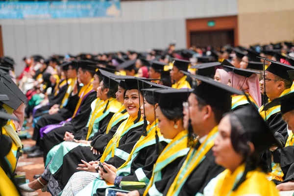Upacara Wisuda Universitas Borobudur Tahun 2025 di Jakarta, Selasa (14/10). Airlangga: 70 Persen Pekerjaan di 2030 Tuntut Penguasaan IT/AI