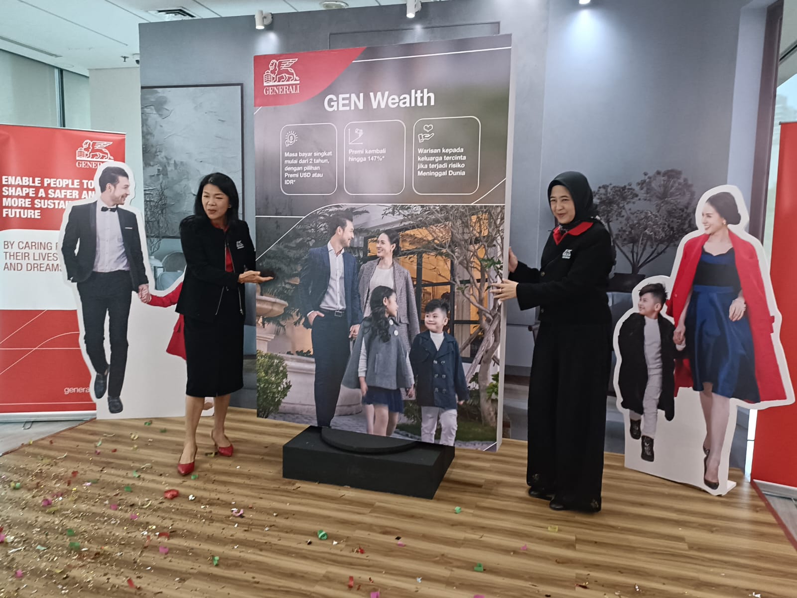 Direksi dan manajemen Generali Indonesia, *Rebecca Tan* selaku *President Director and Chief Executive Officer* (tengah) dan *Suzwamela Zawawi* selaku *Operation Group Head* (paling kiri) bersama Bapak Yudha sebagai nasabah pertama GEN Wealth saat peluncuran produk terbaru Generali Indonesia, *GEN Wealth*. Generali Luncurkan GEN Wealth, Solusi Keuangan & Proteksi Fleksibel
