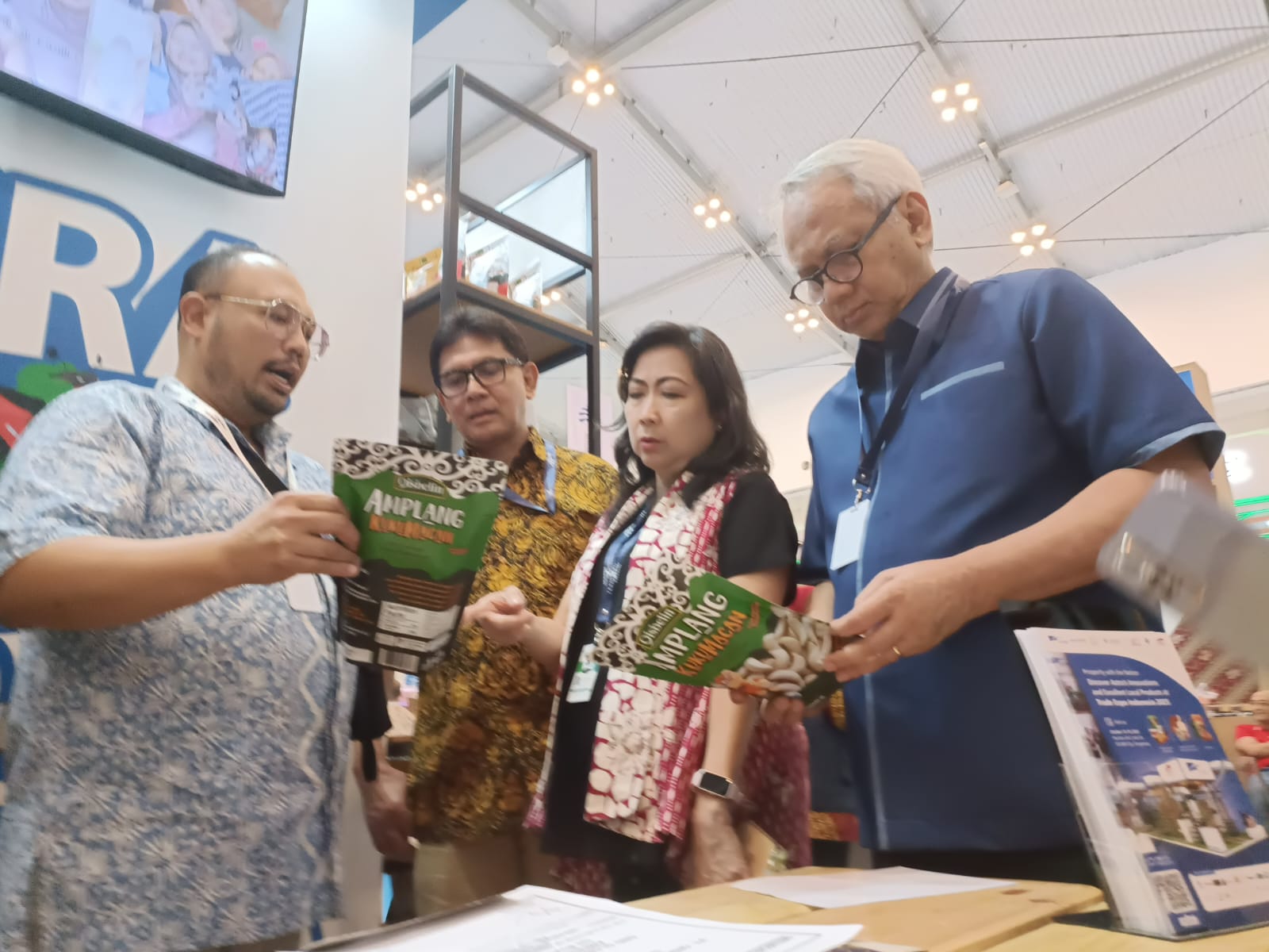 Perwakilan Buyer dari DND Global Industry, LLC, Agung Wimboprasetyo (kiri); Ketua Pengurus Yayasan Astra – Yayasan Dharma Bhakti Astra, Rahmat Samulo (kedua kiri); Sekretaris Pengurus, Ema Poedjiwati (kedua kanan); dan Advisor Yayasan Astra, Tonny Sumartono (kanan), meninjau produk Amplang Kuku Macan, salah satu UMKM binaan Yayasan Astra dan PT Pamapersada Nusantara, di booth Astra dalam Trade Expo Indonesia 2025 di ICE BSD, Tangerang Selatan, Selasa (14/10). Astra Bawa 23 UMKM Tembus Pasar Global di Trade Expo 2025