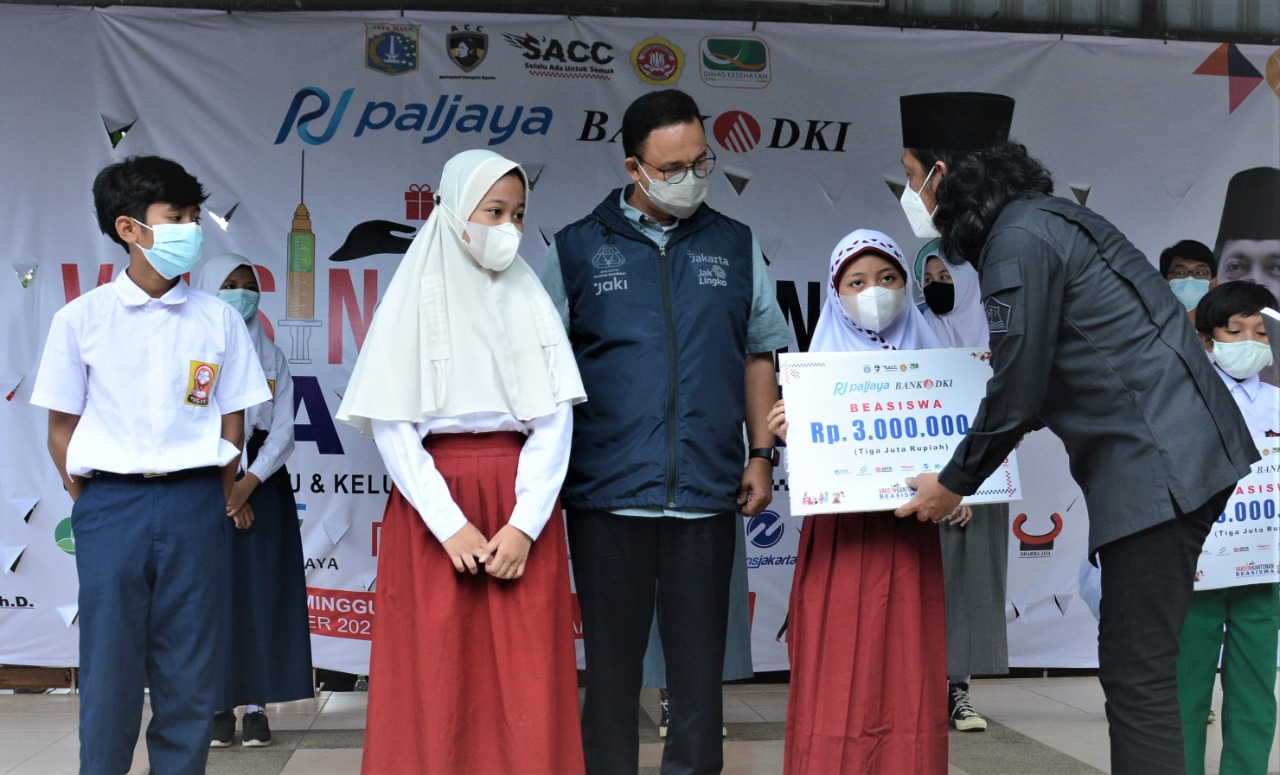 Gubernur DKI Serahkan Santunan dan Beasiswa bagi Anak Yatim Piatu Korban Covid-19