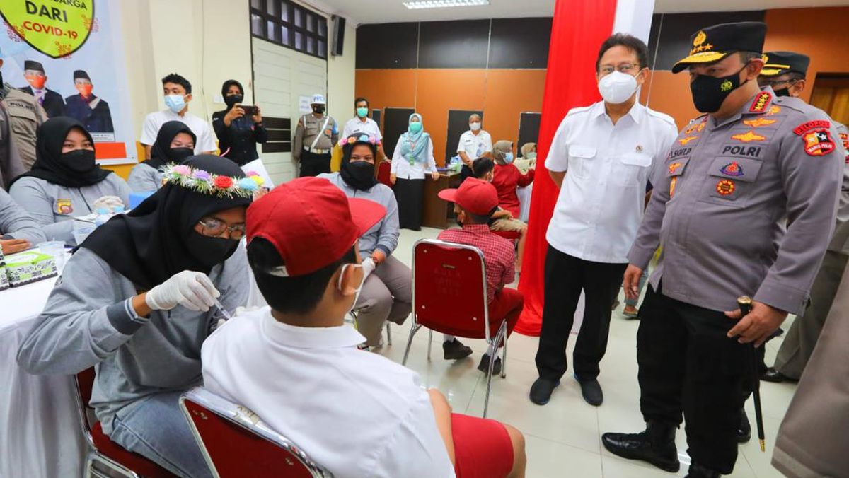Pantau Vaksinasi Covid-19 Serentak di 12 Provinsi, Presiden Tekankan Percepatan Booster
