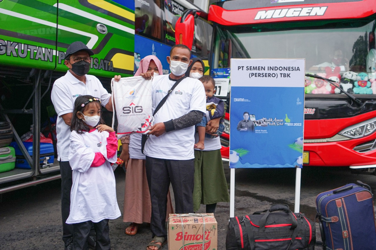 Mudik Aman Mudik Sehat Bersama BUMN 2022, SIG Berangkatkan 990 Pemudik ke Jateng & Jatim