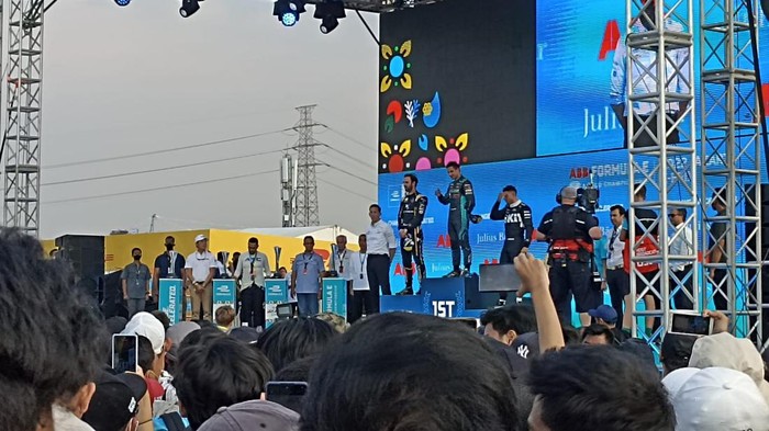 Formula E Jakarta: Jokowi Serahkan Piala ke Pemenang Mitch Evans, tak ada Botol Sampanye