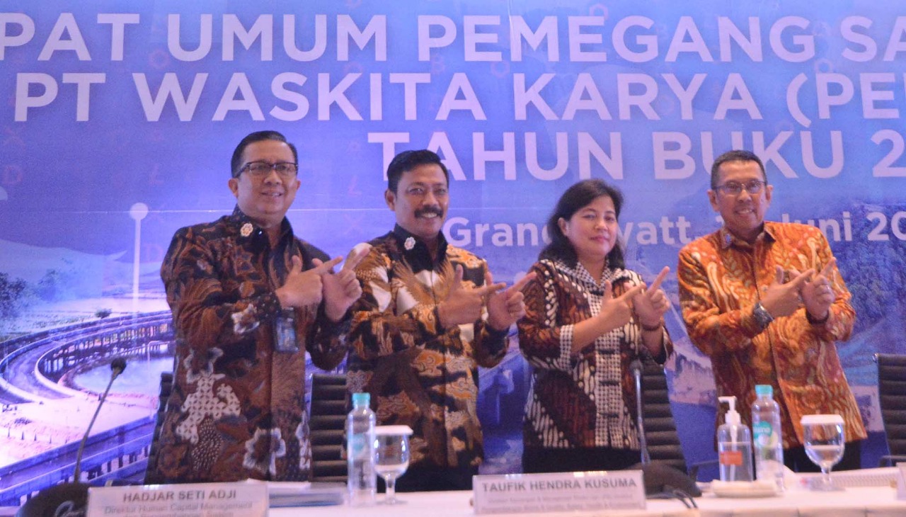 Dari kiri, Bambang Rianto Direktur Operasi, Pasek Senjaya, Direktur Operasi Waktu, Nora Asisten Deputi bidang Infrastruktur, Destiawan Soewardjono direktur utama. dok. Ist. Waskita Karya (WSKT) Selenggarakan Rapat Umum Pemegang Saham Tahunan 2021