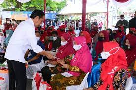 Di Pasar Larangan, Presiden Jokowi Bagikan Bansos untuk Modal Usaha