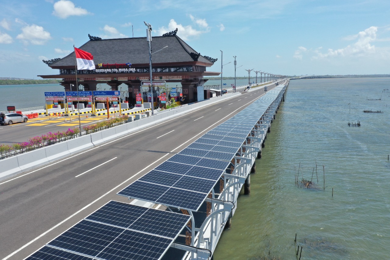 PLTS Hasil Sinergi PTBA dan JSMR di Tol Bali-Mandara Resmi Beroperasi
