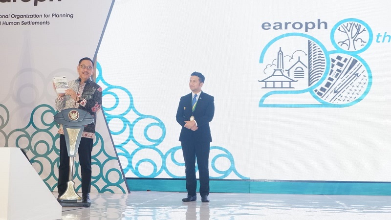 Kepala Otorita Ibu Kota Nusantara (IKN) Bambang Susantono bersama Presiden Eastern Regional Organization for Planning and Human Settlements (EAROPH) Emil Dardak, memperkenalkan katalog usai pemaparan IKN di kongres dunia EAROPH, di Surabaya, Jumat (7/10/22). EAROPH, dengan dukungan sejumlah pakar pemukiman lintas negara dunia, berkomitmen dukung IKN sebagai Sustainable Forest City.(Foto: Endang Muchtar) Komitmen Dukungan Pakar Pemukiman Lintas Negara Kepada IKN di Kongres EAROPH
