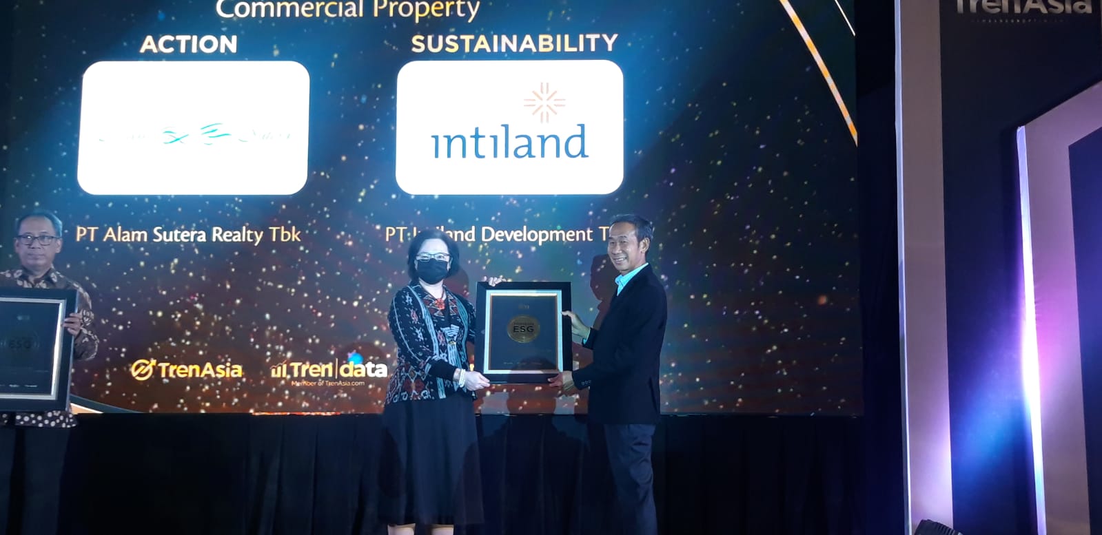 Corporate Secretary PT Intiland Development Tbk Theresia Rustandi menerima tropi penghargaan TrenAsia ESG Excellence 2022 dari Michael Tjoajadi Ketua Dewan Juri TrenAsia ESG Excellence 2022 di acara Penganugerahan TrenAsia ESG Excellence 2022, Jakarta, Rabu (19/10/2022). dok. ist.). Sukses jaga Prinsip Keberlanjutan, Intiland Development Raih TrenAsia ESG Excellence 2022