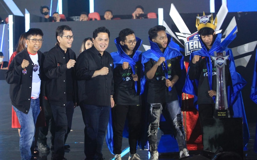 Direktur Utama Telkomsel Hendri Mulya Syam bersama Menteri BUMN Erick Thohir, dan Komisaris Utama Telkomsel Wishnutama Kusubandio, berfoto bersama pemenang utama DG Con 2022 , di Jakarta, Minggu malam (30/10/2022).(Foto:: Endang Muchtar) Gelar Festival DG Con 2022, Telkomsel Gunakan Teknologi Metaverse