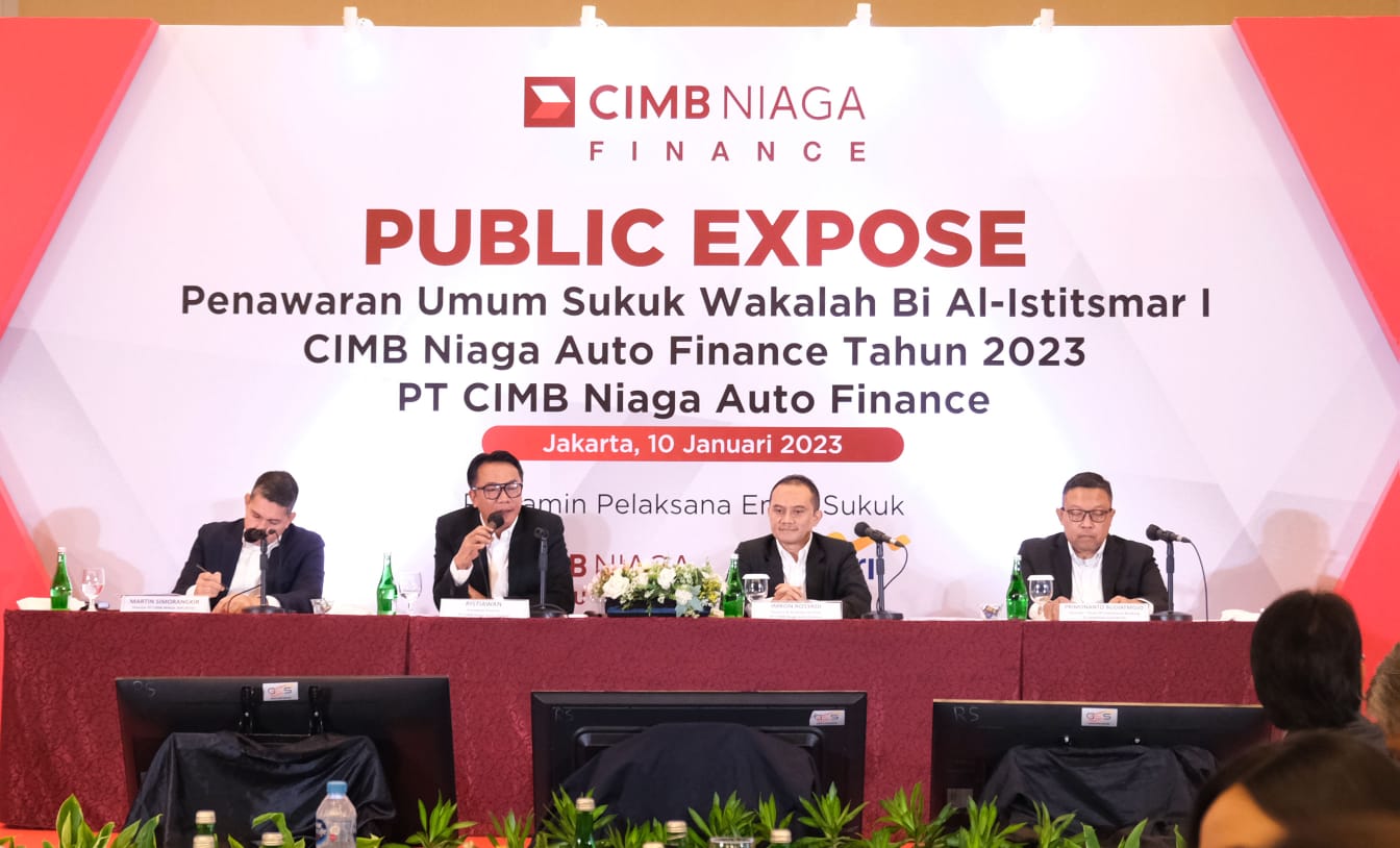 Dari kiri-kanan:Tunto Hardani - Chief Audit Executive PT CIMB Niaga Auto Finance, Iris Savitri - Chief of operation PT CIMB Niaga Auto Finance, Ristiawan Suherman - President Director PT CIMB Niaga Auto Finance, Imron Rosyadi Finance & Strategy Director PT CIMB Niaga Auto Finance, Antonius Herdaru - Credit & Risk Director PT CIMB Niaga Auto Finance, Danis Bimawan - Collection & Recovery PT CIMB Niaga Auto Finance. *** Sukuk CIMB Niaga Finance Oversubscribed 4,6 Kali