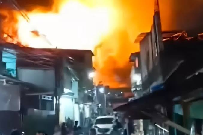Depo Pertamina Plumpang Terbakar Akibat Ledakan Pipa, Sudah 17 Korban Tewas
