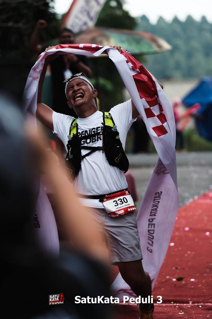 Minggu (5/3/2023), pukul 16.26 WIB, selesailah acara SatuKata Peduli 3 bertepatan dengan pelari terakhir full course yang memasuki garis finish, di Curuq Sewu. dok. ist. SatuKata Peduli 3: Curug Sewu jadi Saksi Kepeduliaan terhadap Disabilitas