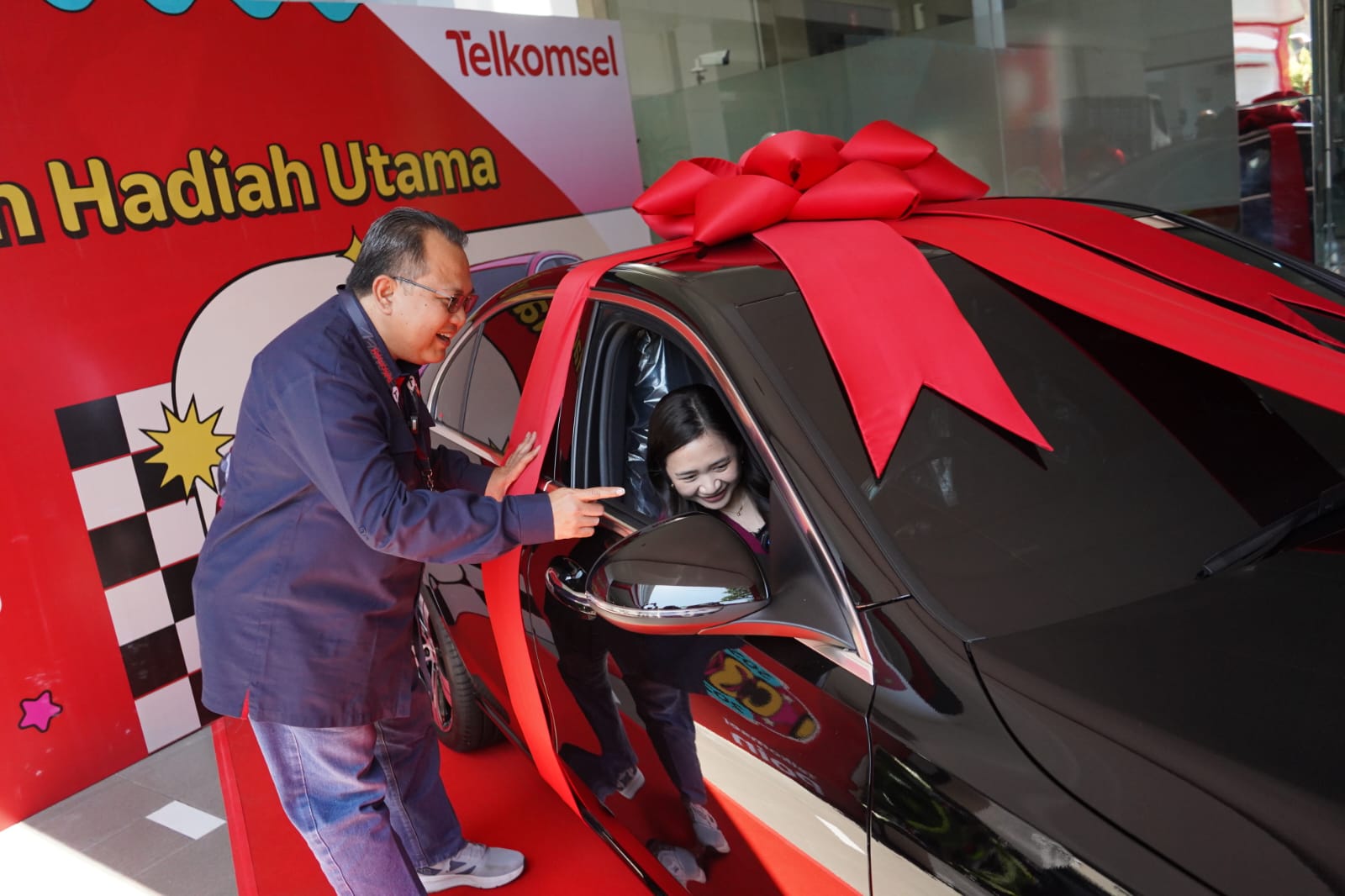 Telkomsel Poin Festival 2022, Ibu Rumah Tangga Raih Hadiah Utama Mobil Mercedes-Benz C200